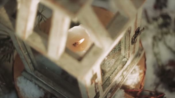 Linterna acristalada de madera con vela ardiente en el interior — Vídeos de Stock