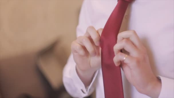 Groom redresse ses mains attachées — Video