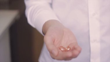 Damat iki yüzük sağ taraftan atar.