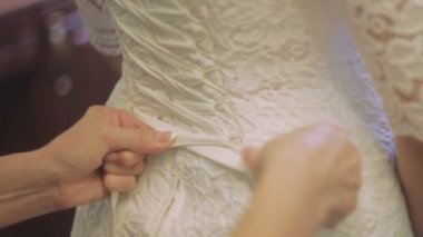 Gelinlik bağlama. Portre