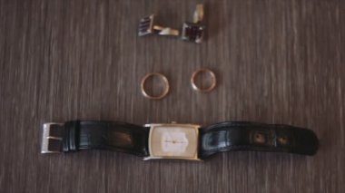 Şu andaki, yüzük ve masanın üzerine iki Studs