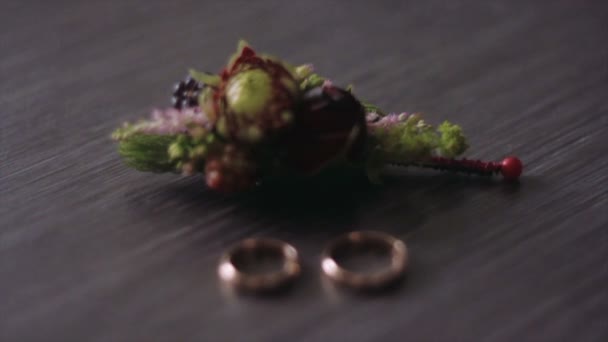 Δαχτυλίδια και λουλούδια. Closeup Μπουτονιέρα γαμπρού — Αρχείο Βίντεο