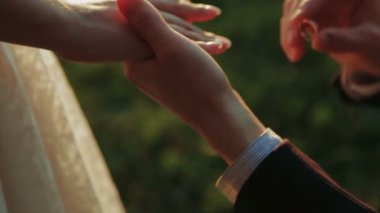 Adam ellerini kız Close-Up parmağında bir yüzük takıyor