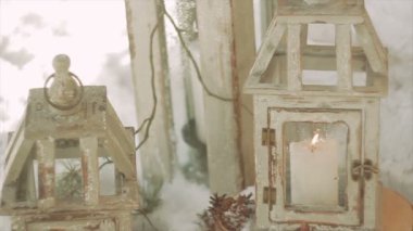 Mum alev içinde bir fener ile bir rüzgar esiyor