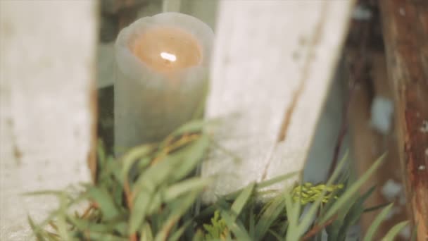 Bouquet de mariage à côté d'une bougie — Video