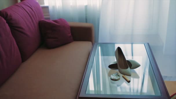 Scarpe da sposa bianche al tavolo di vetro — Video Stock