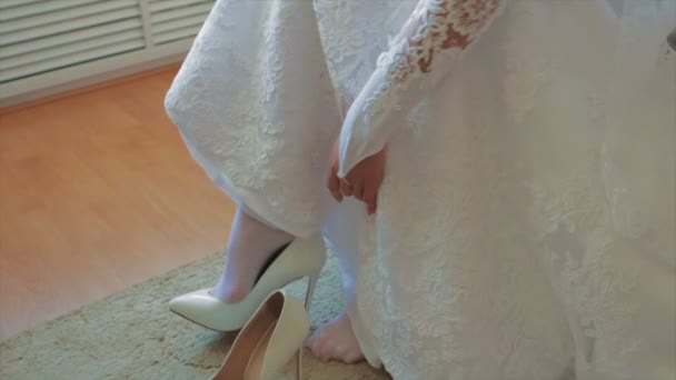 Panna młoda, stawiając na jej białe buty — Wideo stockowe