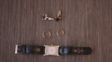 Şu andaki, yüzük ve masanın üzerine iki Studs