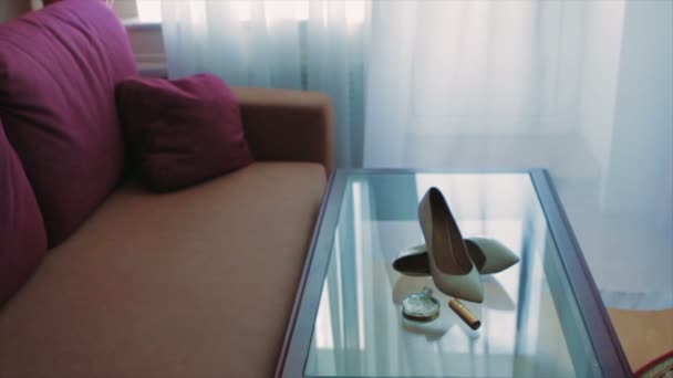 Scarpe da sposa bianche al tavolo di vetro — Video Stock