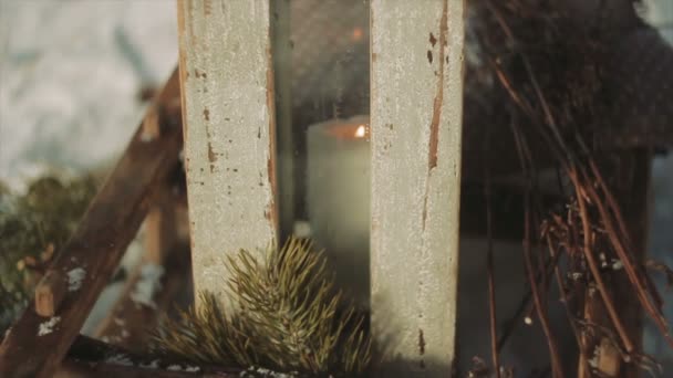 Winter decoraties, lantaarns op een slee — Stockvideo