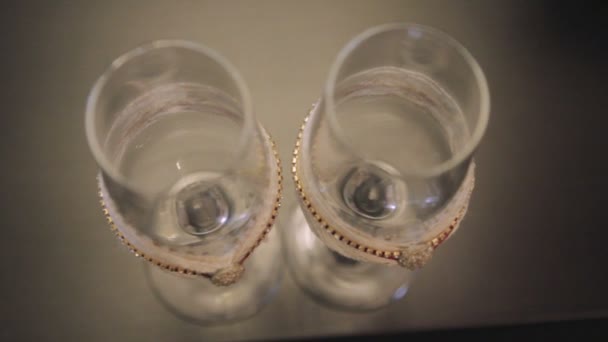 Due bicchieri di vino vuoti con diamanti — Video Stock