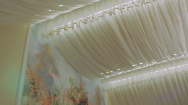 Lustre branco no restaurante em um casamento de férias — Vídeo de Stock