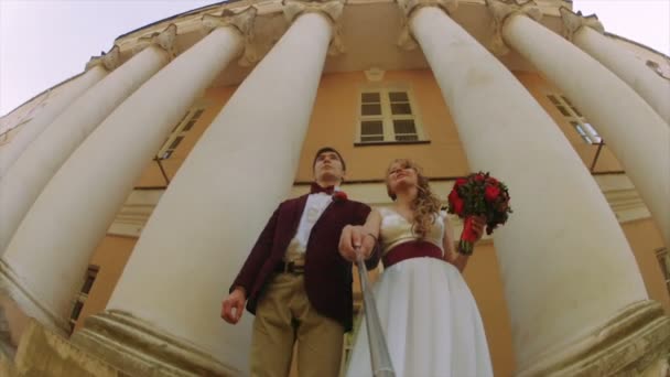 Casal feliz tomando selfie na rua — Vídeo de Stock