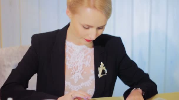Hermosa mujer de negocios trabaja con la tableta — Vídeo de stock