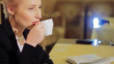 Güzel iş kadını Tablet ile çalışır