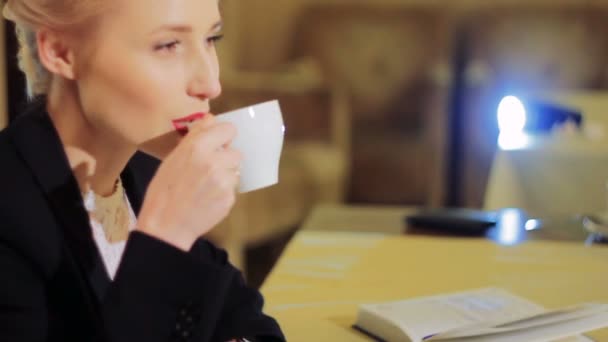 Vacker affärskvinna fungerar med tablett — Stockvideo