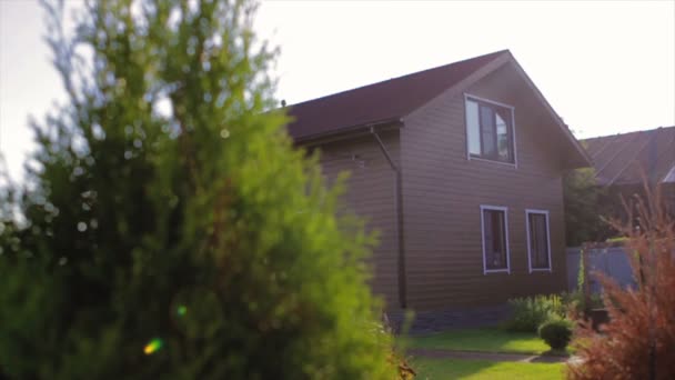 Une maison brune privée avec un jardin en zone rurale — Video