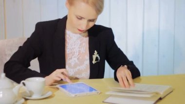 Güzel iş kadını Tablet ile çalışır