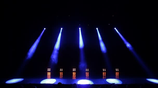 舞台照明。ブルーします。明るいステージのライトが点滅 — ストック動画