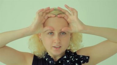 Güzel kadının yüzüne dokunmadan portre portre