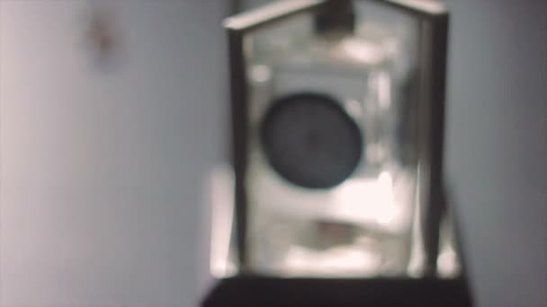 Klockan i fyrkantiga glas med en metall fälg — Stockvideo