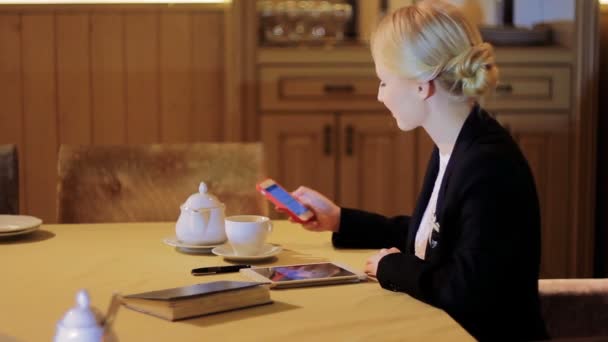 Mooie zakenvrouw werkt met telefoon en Tablet — Stockvideo