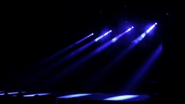 Le luci blu del palco si alzano. Vista a destra — Video Stock