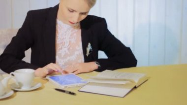 İş kadını Tablet içecekler kahve ile çalışır