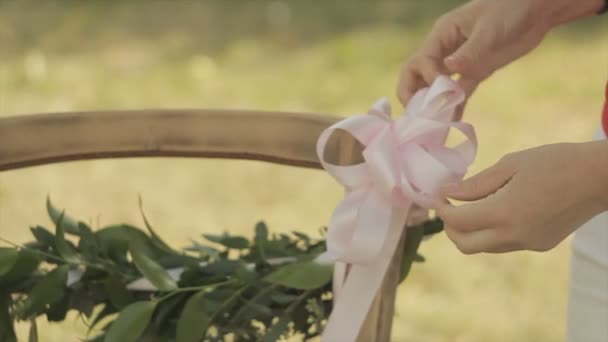 Decorar as cadeiras antes do casamento — Vídeo de Stock