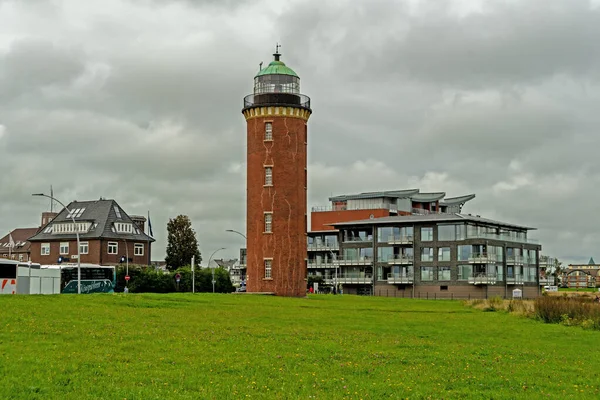 灯台の近くに古い愛の芝生の前景には Cuxhaven市の背景にある — ストック写真