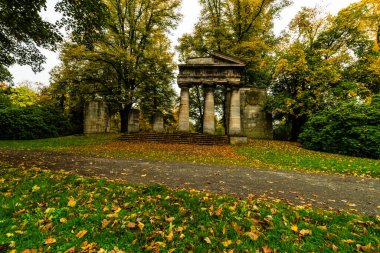 Eski ağaçların arasında sonbahar porticosu
