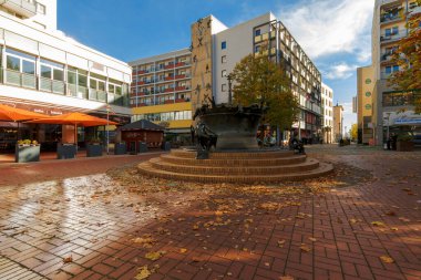 Magdeburg, Almanya 5 Kasım 2025: Magdeburg şehir merkezindeki Heinrich Apel Meydanı 'nda heykeltıraş Heinrich Apel' in Faun Çeşmesi.