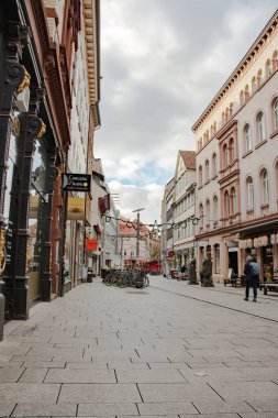 20 Kasım 2025 'te Goettingen, Aşağı Saksonya, Almanya' da saat 13: 18 'de, dükkanları, binaları ve bisikletleri olan bir yaya caddesi boyunca görüntülendi. Yoldan geçen biri sağ tarafta görünür..