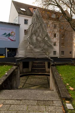 Goettingen, Almanya soykırım anıtının alt kısmına yıldız şeklinde zemin desenleri, plaketleri ve sonbahar yapraklarıyla çevrili basamakları ile bakıyor. Fotoğraf 20 Kasım 2025 'te saat 14.53' te çekildi..