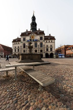 Lueneburg, Aşağı Saksonya, Almanya 8 Mart 2026: Tarihi Eski Crane tarihi bina ve ziyaretçilerle çevrili, eski Lueneburg kasabası Ilmenau nehrinin yakınındaki kaldırım taşı liman meydanında duruyor..