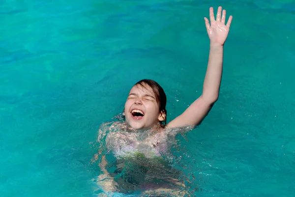 Het Meisje Verdrinkt Het Water Steekt Haar Hand Roept Hulp — Stockfoto