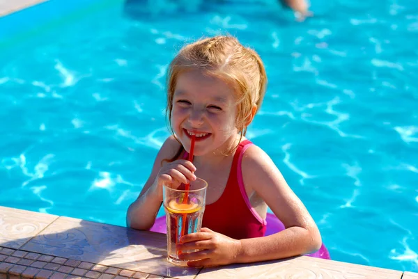 Šťastná Malá Blondýnka Růžovým Plaveckým Kroužkem Pije Limonádu Přes Brčko — Stock fotografie