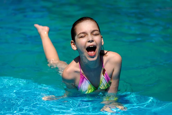 Gelukkig Meisje Baadt Het Zwembad Een Zonnige Dag — Stockfoto