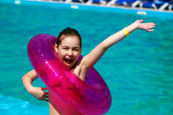 Vrolijk Meisje Glimlachend Gelukkig Het Zwembad Met Felroze Zwemcirkel Het — Stockfoto