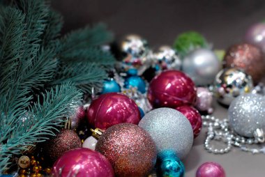 Gri arka planda Noel oyuncakları. Yeni yıl hala hayattır. Yeni Yıl Dekorasyonu.