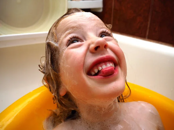Gelukkig Kind Baadt Badkamer Het Kind Verwent Tijdens Het Baden — Stockfoto