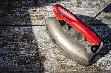 Kırmızı saplı eski demir