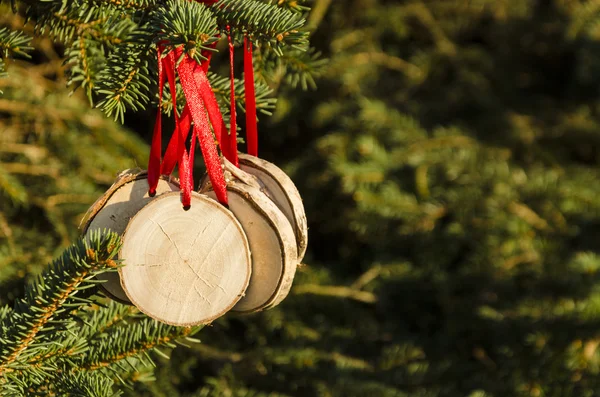 Julgran med handgjorda dekorationer — Stockfoto