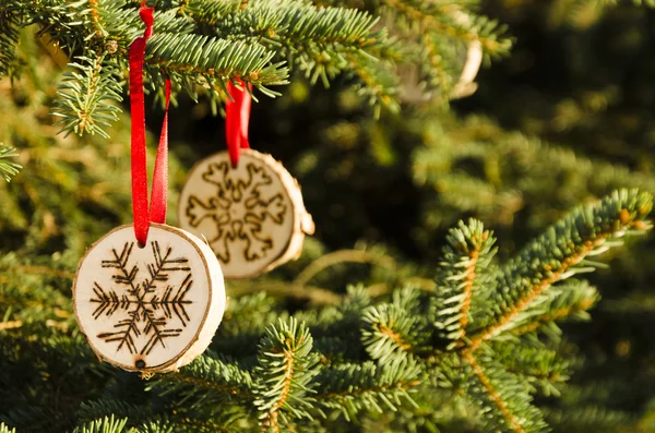 Árbol de Navidad con decoraciones hechas a mano — Foto de Stock