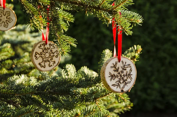 Pomul de Crăciun cu decorațiuni făcute manual — Fotografie, imagine de stoc