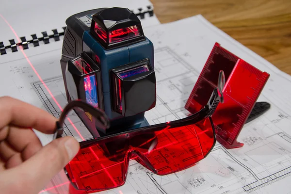 Çapraz kırmızı gözlük ile lazer — Stok fotoğraf