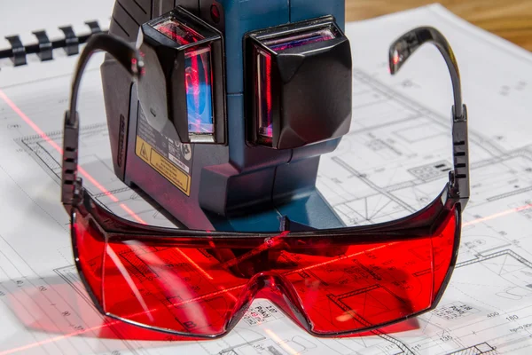 Çapraz kırmızı gözlük ile lazer — Stok fotoğraf
