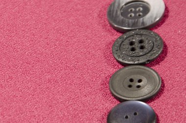 yazıt yeri olan kırmızı kumaş üzerine karanlık düğmeleri