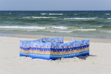 windbreak Lehçe deniz kenarında geniş altın bir plajda