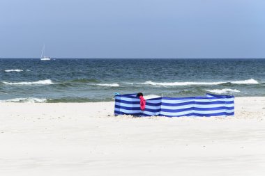 windbreak Lehçe deniz kenarında geniş altın bir plajda